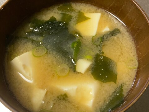 豆腐とわかめのシンプルな味噌汁！